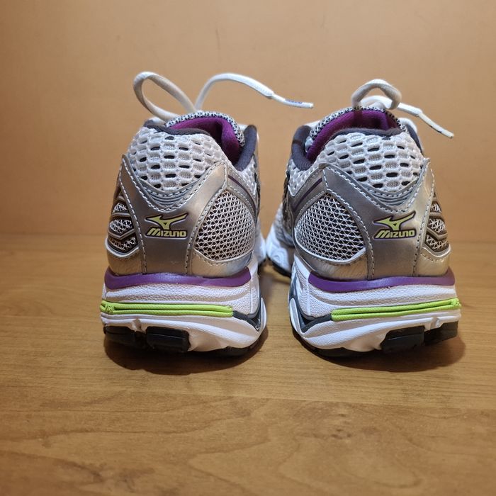 Жіночі фірмові кросівки Mizuno