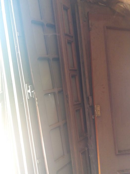 Janelas e portas de madeira maciça