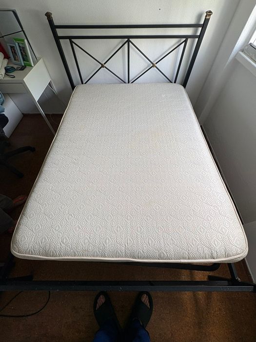 Vendo Cama de Casal, mesas de cabeceira, estrado e colchão
