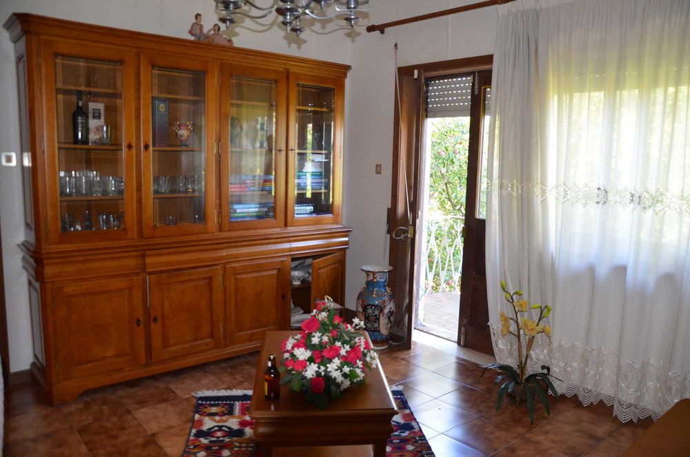 Móvel e mesinha de sala em Cerejeira