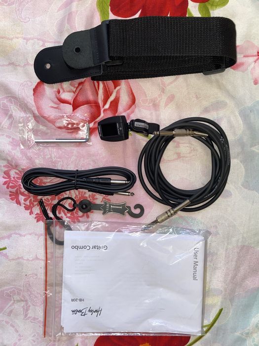 Pack Guitarra Elétrica Harley Benton ST-20HSS + Amp HB-20R com Reverb + Acessórios