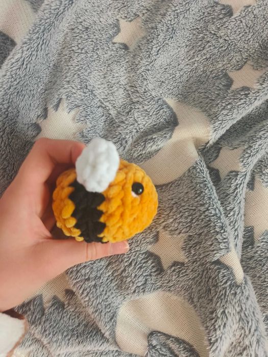 Duża Pszczółka na szydełku brelok