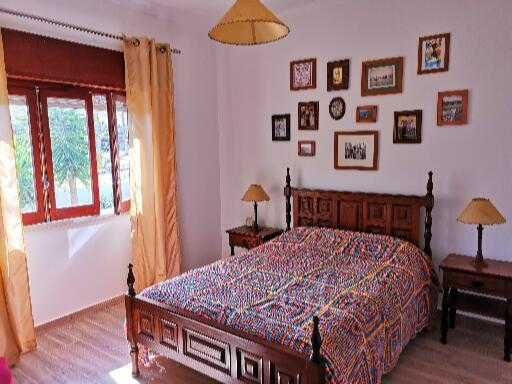 Cama de casal e mesas de cabeceira em carvalho maciço