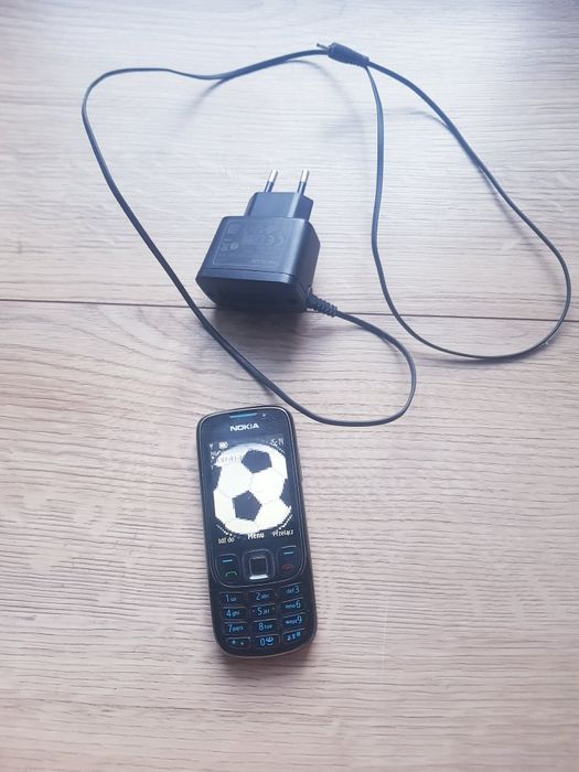 Telefon komórkowy  Nokia model 6303c , typ RM-443 .