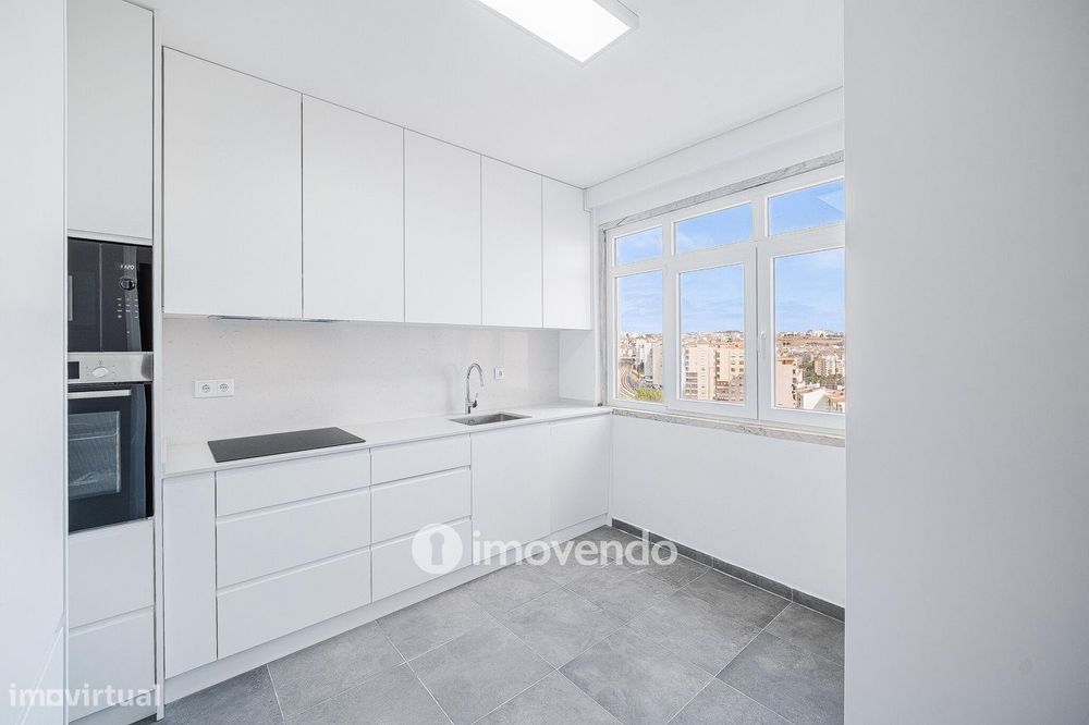 Apartamento T2 remodelado, com cozinha equipada, na Reboleira