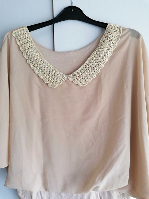 Blusa Clássica Bege com Gola de Pérolas