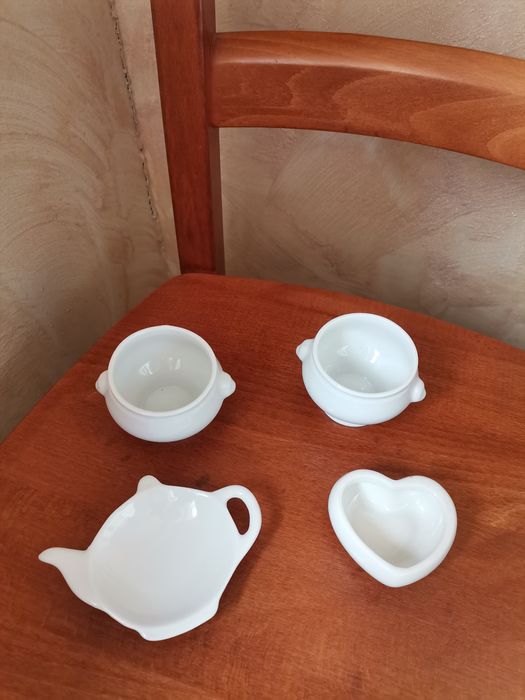 Białe ceramiczne ozdoby