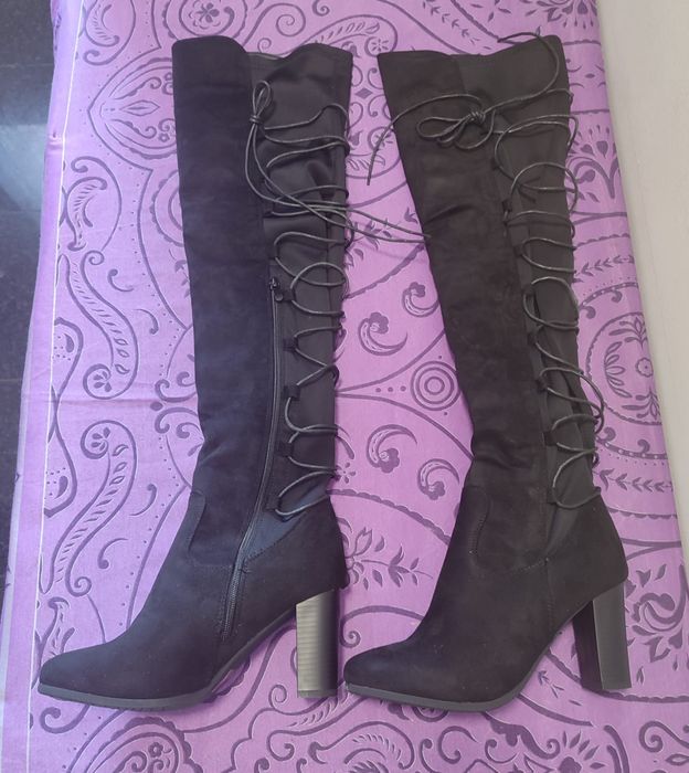 Botas acima do joelho pretas  - Novo

- Tamanhos: 40

Os portes são a