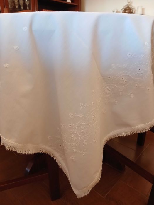 Toalha de mesa branca com 6 guardanapos (nova)