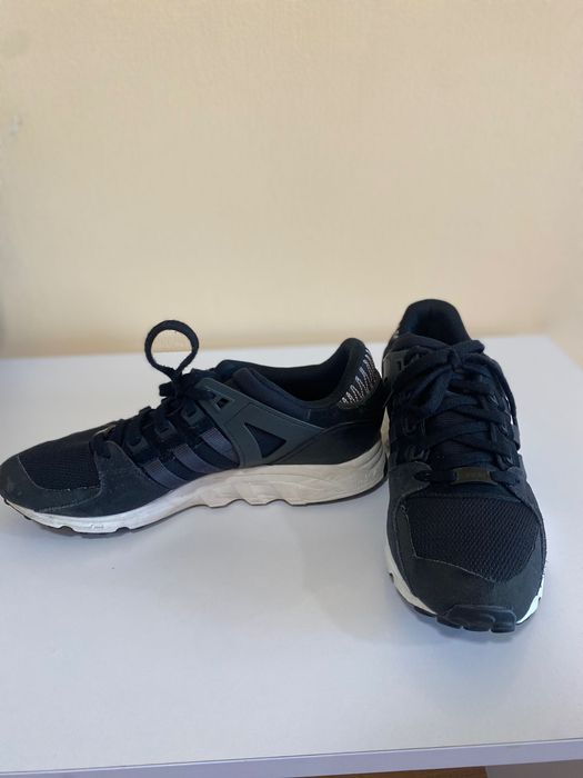 Продам оригінальні кросівки Adidas EQT Support у класичному чорному кольорі з білою підошвою.