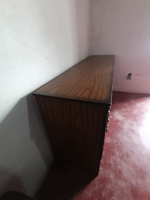 mesas de cabeceira antigas+ cama de madeira+ cómoda
