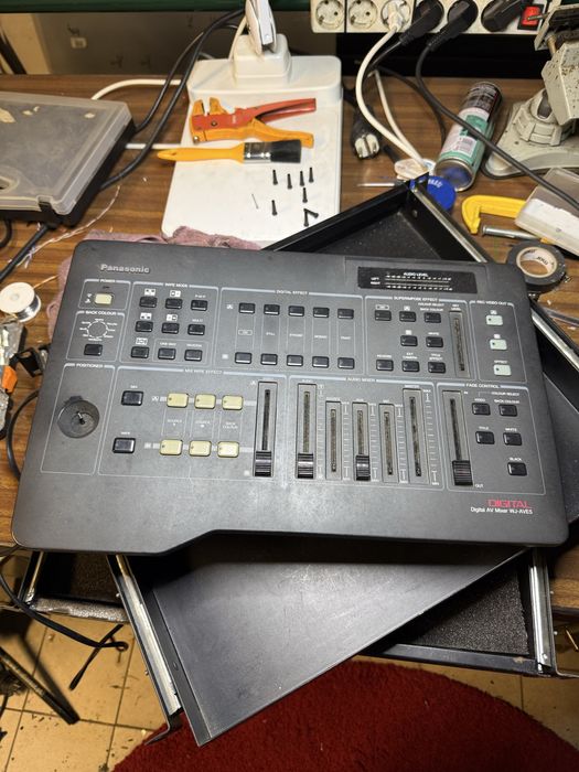 Mesa de mistura de vídeo Panasonic WJ-AVE5 / WJ-AVE5C