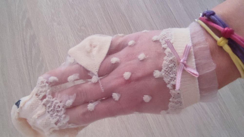 Beżowe piękne skarpetki siateczkowe z koronką 5-10 lat