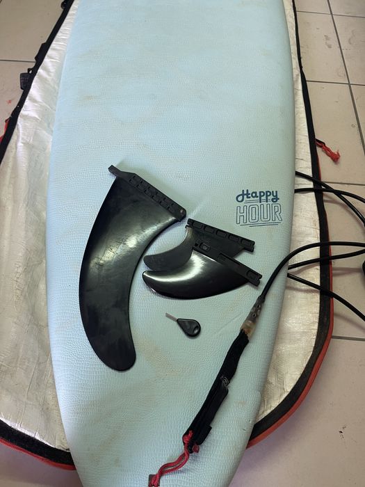 Prancha de surf Ocean & Earth Happy Hour Epoxy Softop 7.6 (59L) em bom estado geral, vendida com capa de proteção.