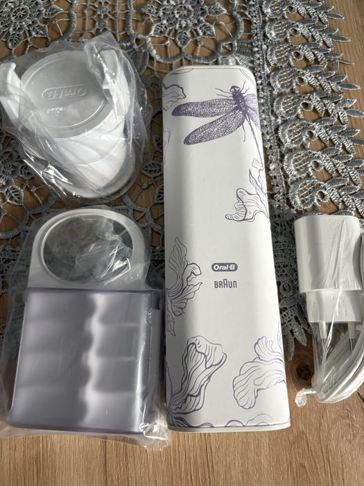 Etui z ladowarka do szczoteczki Oral B
