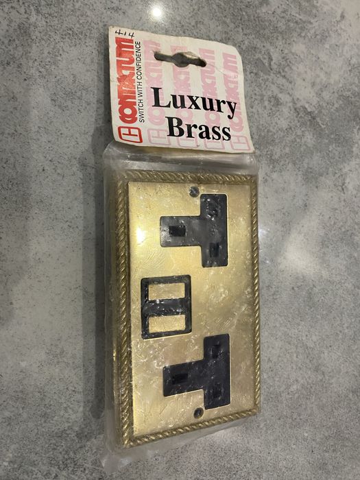 Podwójne gniazdko mosiężne