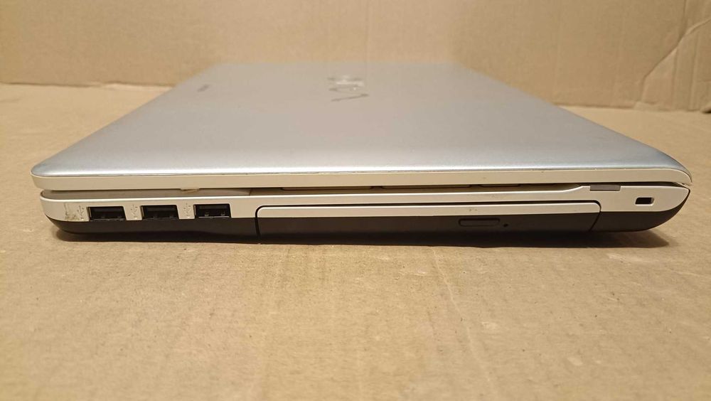 Laptop : SONY PCG-71211M i3 4GB 500HDD