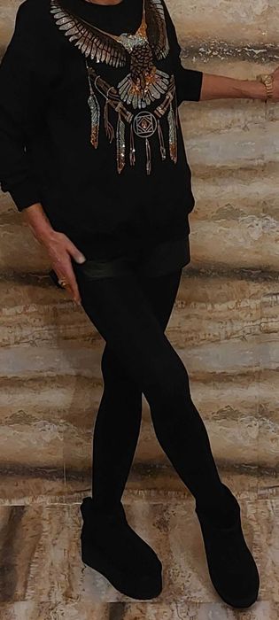 Przepiękna bluza bogato zdobiona brylancikami z motywem ptaka