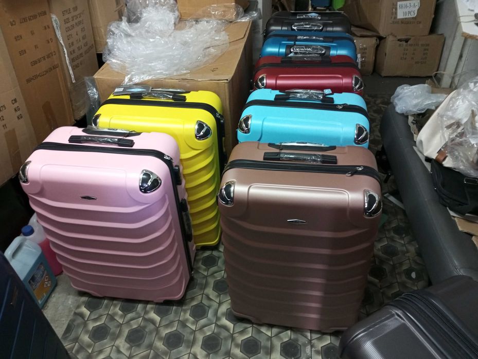 walizka mała kabinowa z twardego materiału na 4 kołach podrózna