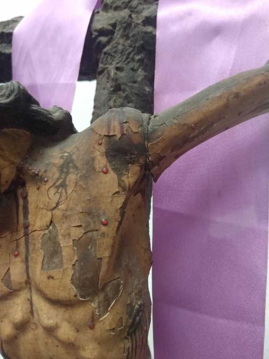 Antiga Cruz com Cristo em madeira talhado e policromado