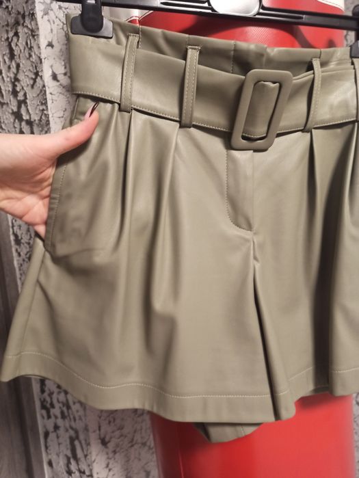 Шорти екошкіра оливка