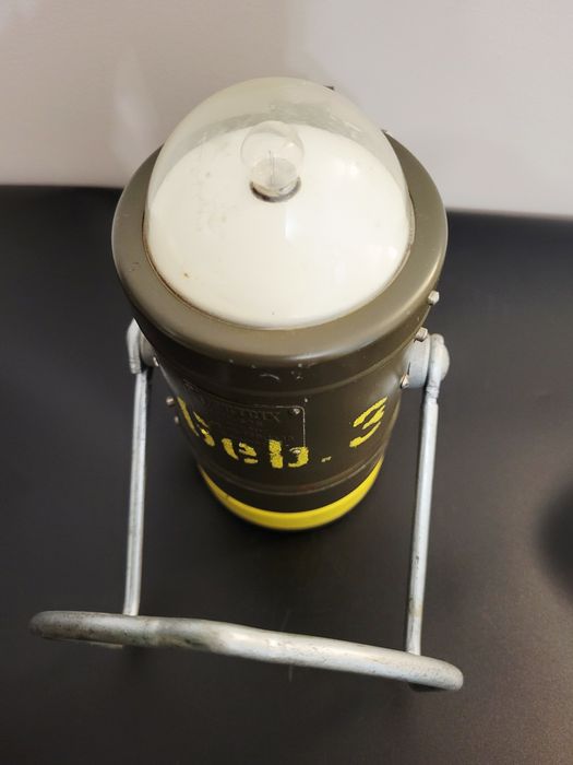 Wojskowa bunkrowa lampa Pertrix 675 z 1962 roku