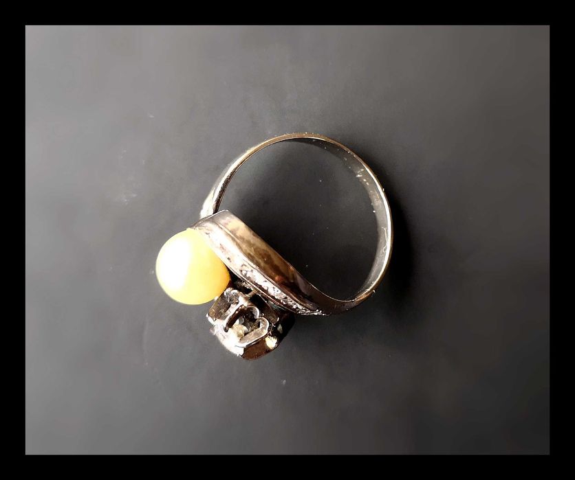 Anel em Ouro Branco com Diamantes Naturais e Pérola Verdadeira