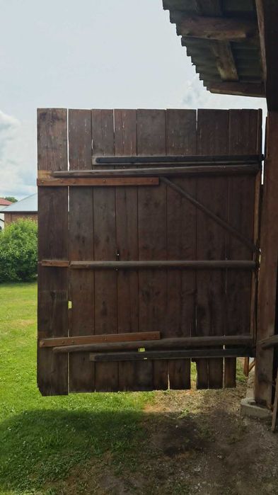 Stare drewniane wrota, deski ze stodoły Zawiasy