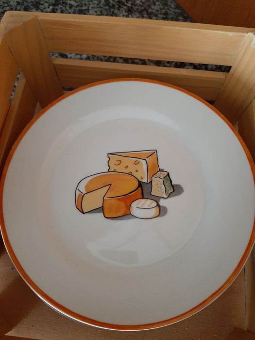 Caixa com pratos de queijo