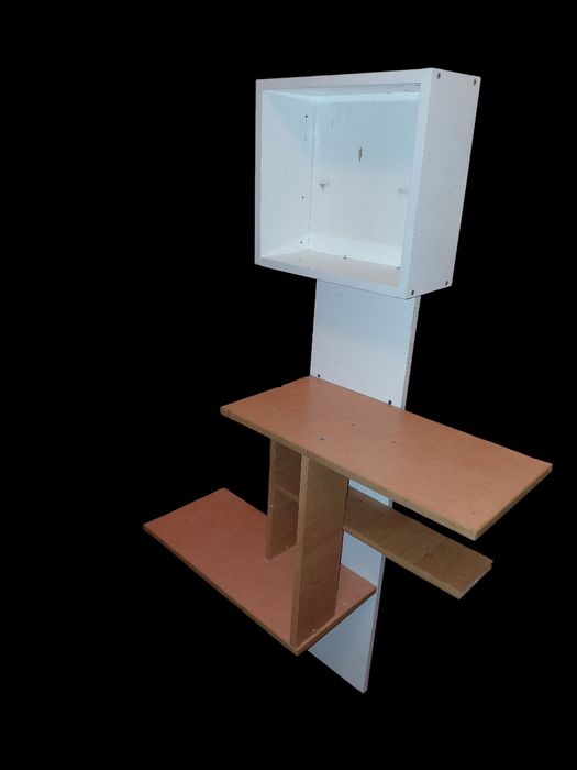 Настенная вертикальная полка