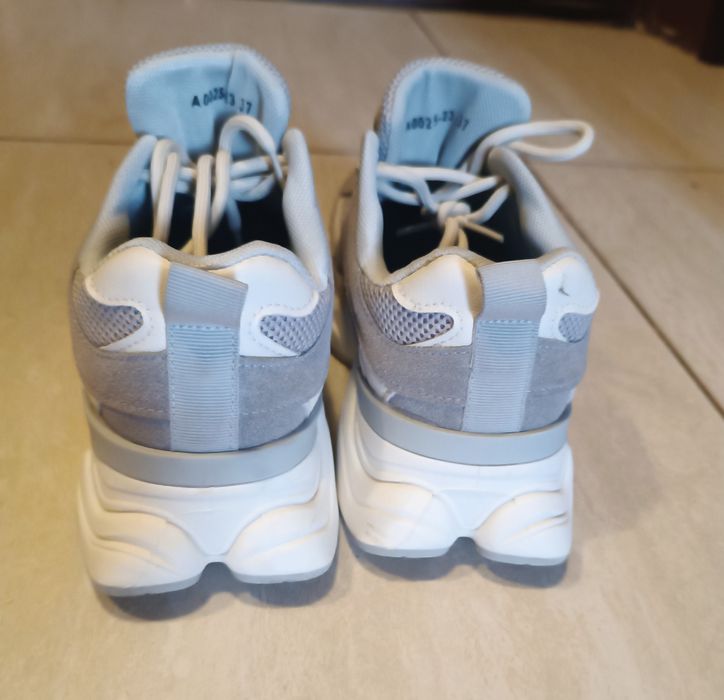 Женские кроссовки 37