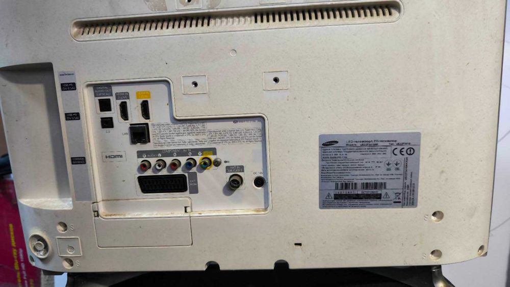 Samsung UE22F5410AK — 22",  YouTube,  отличное состояние