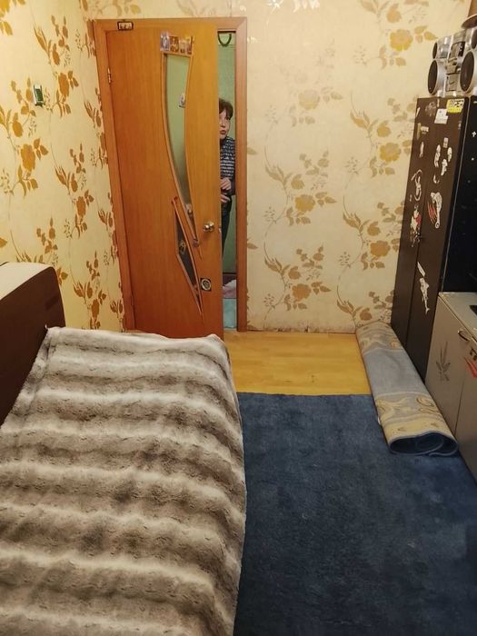 Продам 2 кімнатну( роздільні ходи)   Курбаса 9 45\26\7 пов 9\9п