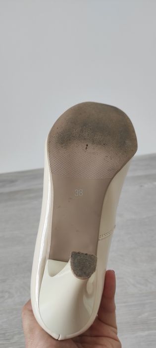 Lakierki szpilki/obcas kremowe/beżowe 38