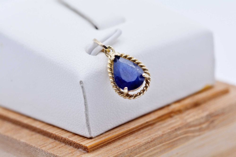 Piękna zawieszka ze złota 585 z dużym niebieskim szafirem łezka 1,35ct