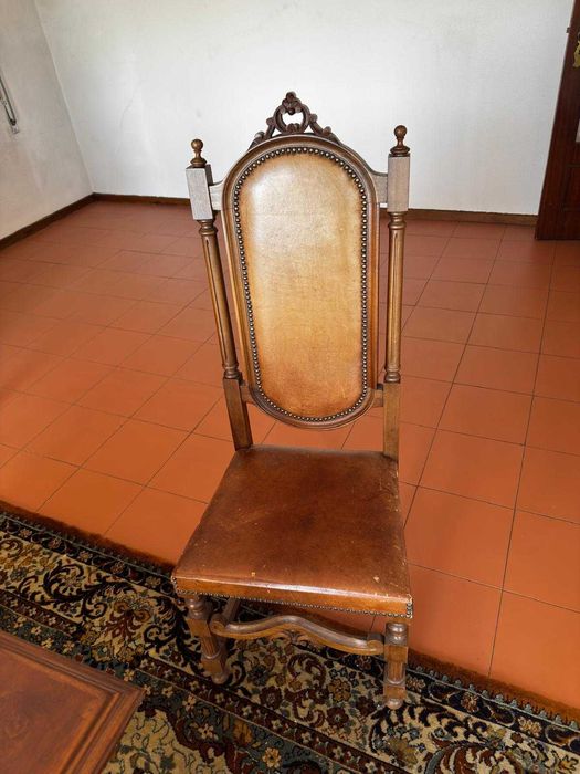 Conjunto de Mobiliário de Sala de Jantar em Madeira - Estilo Clássico
