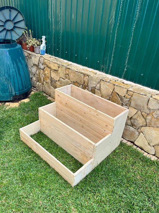 Vendo canteiro para horta com 3 andares.  Medidas 84cm x78cm x 50cm.