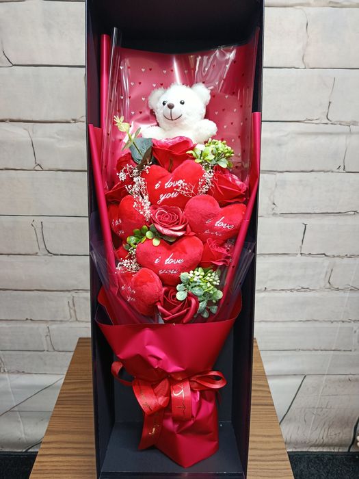 mydlany flower box bukiet z misiem i serduszkami
