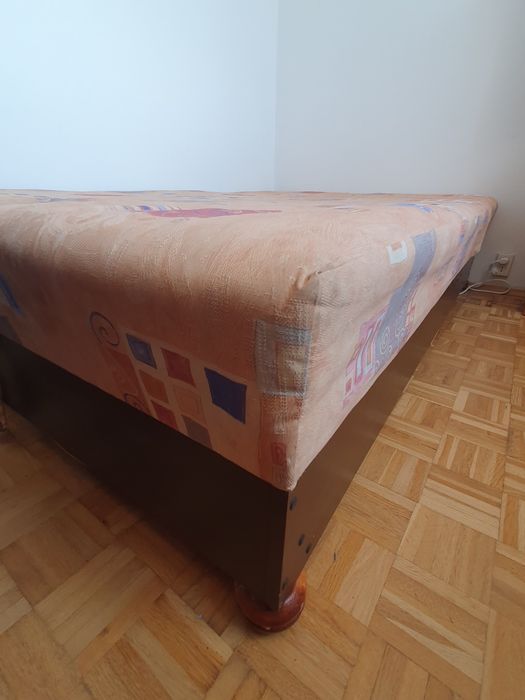 Łóżko ze zintegrowanym materacem