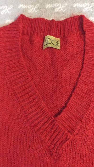 Sweter damski w serek Clooe