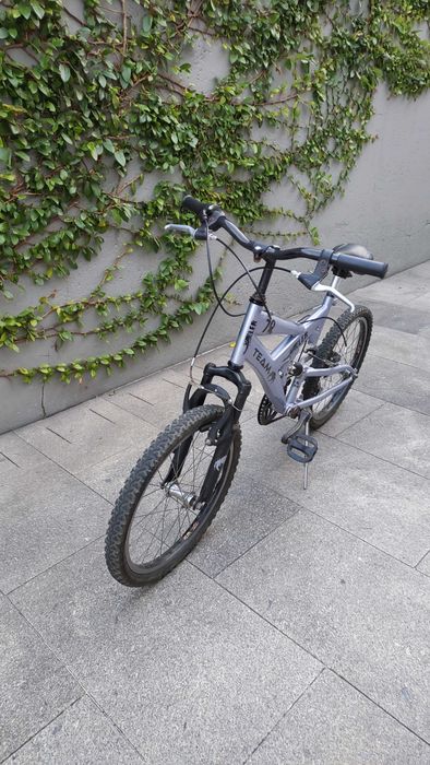 Bicicleta com suspensão e 6 mudanças