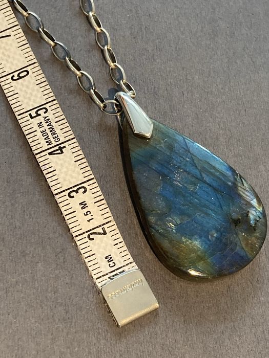 Wisiorek z labradorytem na wyprofilowanej zawieszce srebrnej