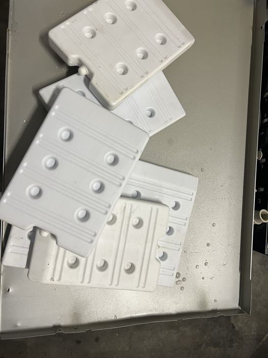 Накопычувачі холоду для морозильних камер та полиці для напоів