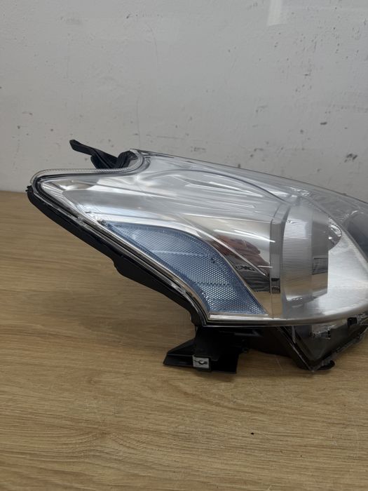 Lampa prawy przod Toyota Prius plus + 12-15r, oryginal, Europa