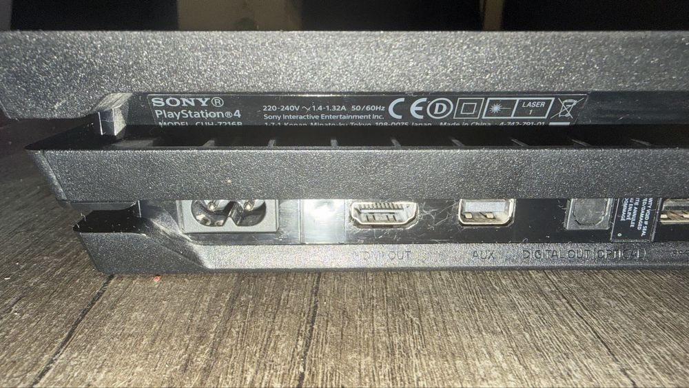 PlayStation 4 Pro 1TB – stan bardzo dobry, 2 pady, komplet