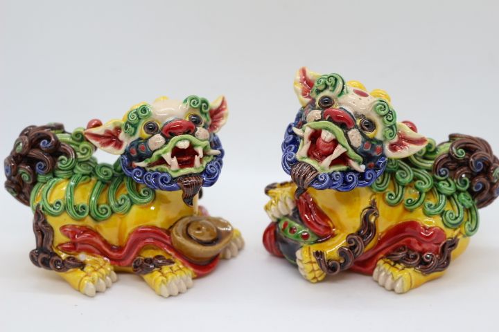 Par de Cães Foo Sorte e Fortuna Coloridos Porcelana Chinesa XX marcado
