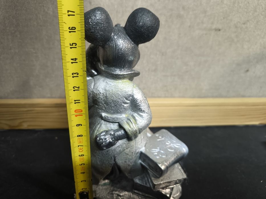 Estátua de rato prateado 
Estátua decorativa com a figura de um rato v