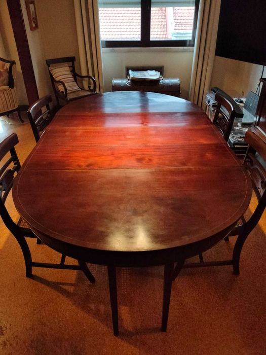 Mesa de jantar, Cadeiras e Carrinho de Chá