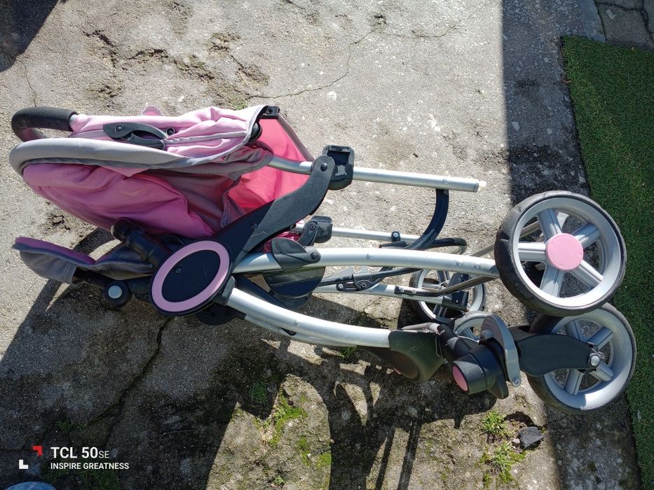 Carrinho de bebê em estado razoável com tudo a funcionar na perfeição.