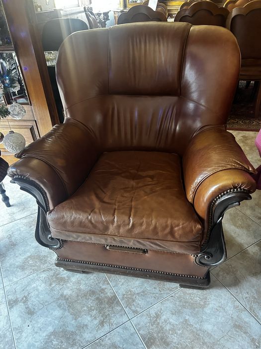 Sofás em pele com base de madeira